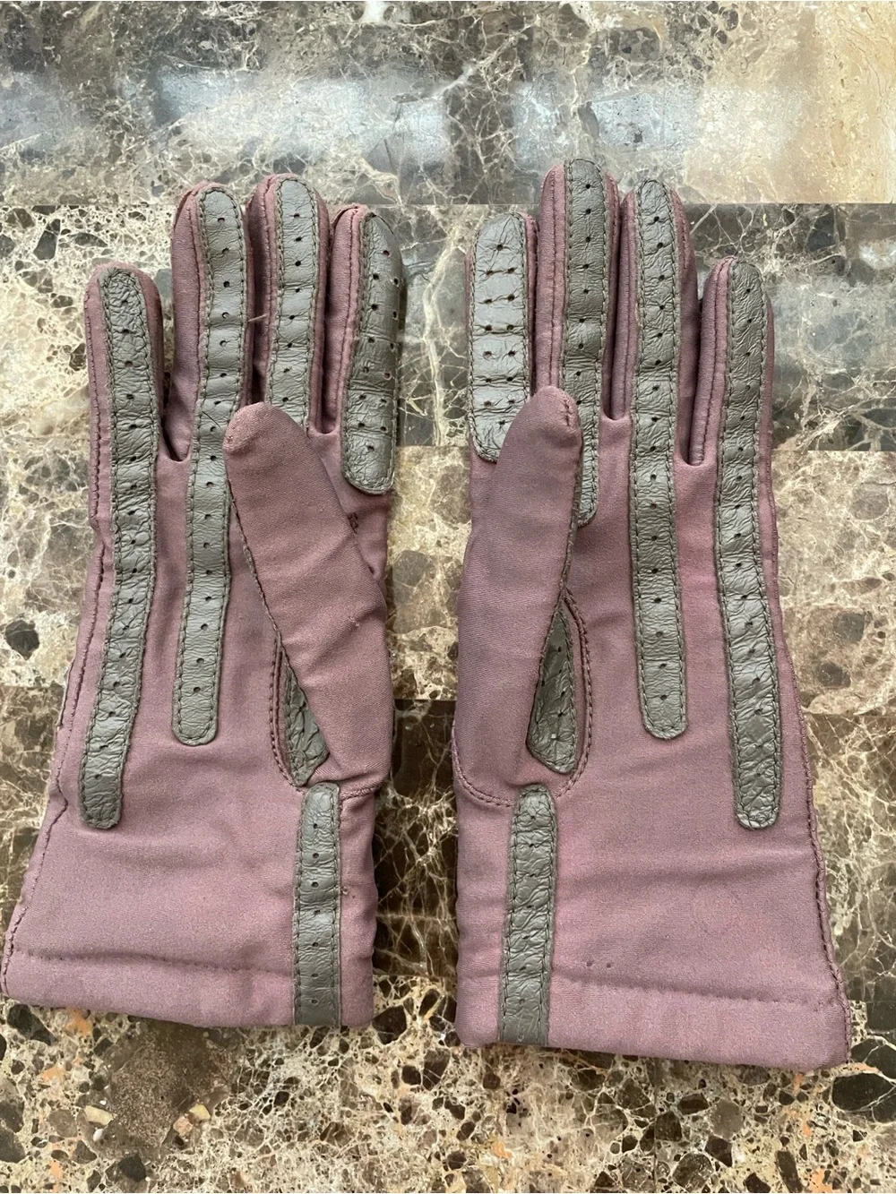 isotoner Women's Mauve Driving Gloves with Gray Accents